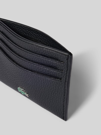 Produktfoto, Portemonnaie mit Logo-Print von Lacoste in Schwarz mit strukturierter Lederoptik, Detailaufnahme, Herren Portemonnaie von Lacoste