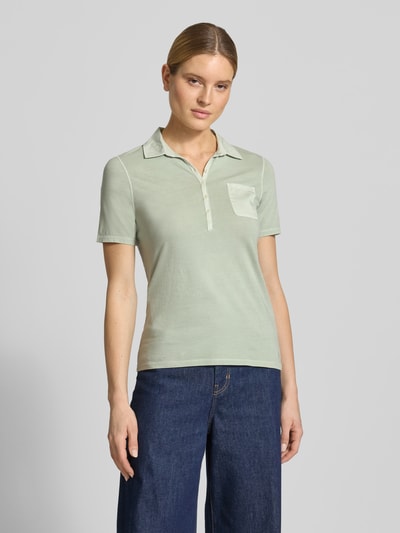 Vrouwenmodel draagt Regular Fit Poloshirt uit puur katoen van Marc O'Polo, look: effen, regular fit pasvorm, logoprint, polokraag, korte knoopsluiting, korte mouw, borstzak, jersey materiaalverwerking, puur katoen. Ganzkörperansicht van voren.