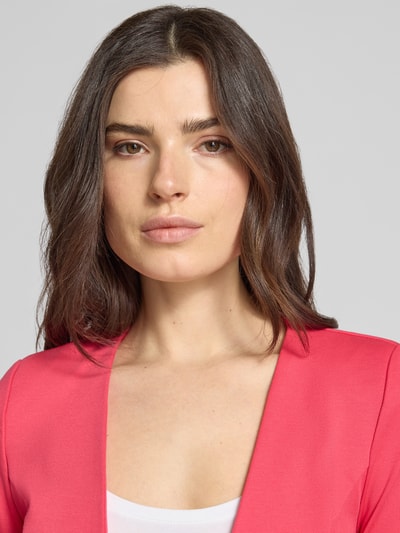 Kobiece model prezentuje Slim Fit Blazer in offener Passform Modell 'KATE' od ICHI, różowy, materiał z dodatkiem wiskozy, krój slim fit, szerokość w rozmiarze S: 46 cm, długość pleców: 54 cm, długość rękawa: 64 cm; zbliżenie na górną część ciała.