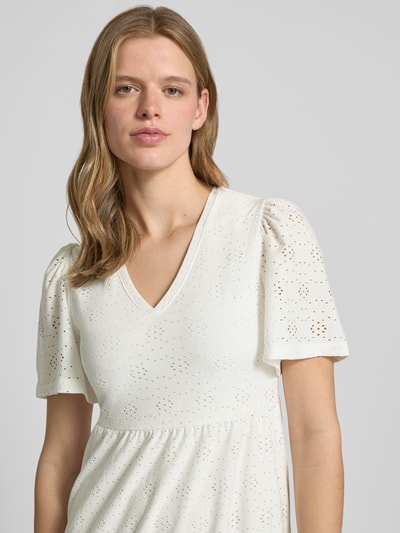 Frauenmodel trägt Mini-Freizeitkleid mit Lochstickmuster Modell 'SMILLA LIFE' von Only in Unifarbe, V-Ausschnitt, Regular Fit, Nahaufnahme Oberkörper
