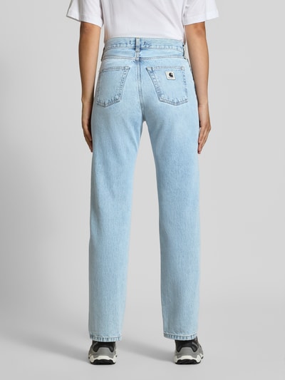 Vrouwenmodel draagt Straight Fit Jeans uit puur katoen Model 'Noxon' van Carhartt Work In Progress, lichtblauw, 5-pocketmodel, volledig van achteren, KI-modified image.