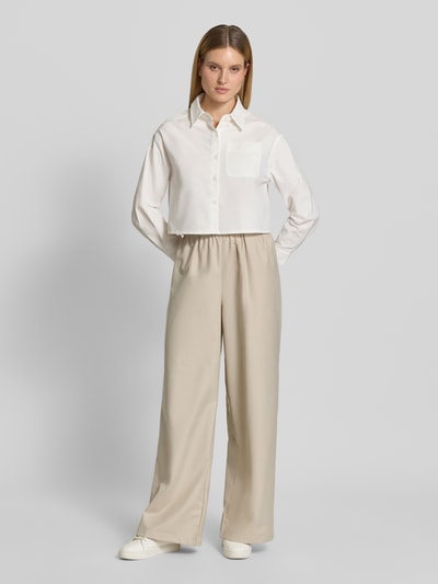 Frauenmodel trägt Regular Fit Hemdbluse aus reiner Baumwolle Modell 'ALBA' von VILLA SOPHIE, Optik: Unifarben, Oxford, Ganzkörperansicht von vorne.