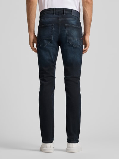 Mannenmodel draagt donkerblauwe jeans met steekzakken, slim fit, katoenmix met stretch, model 'ARNE PIPE' van MAC, volledig achteraanzicht.