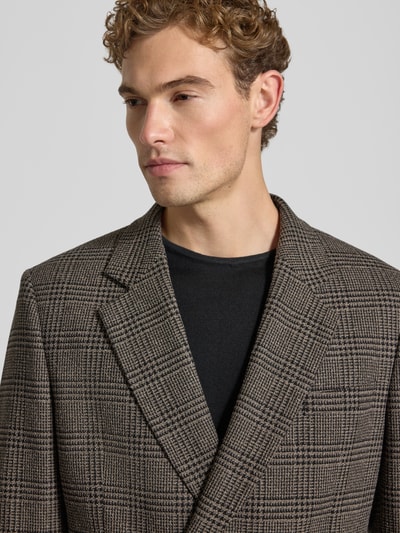 Männermodel trägt Regular Fit Sakko mit Reverskragen und Knopfverschluss von MCNEAL, Material-Mix, Nahaufnahme Oberkörper.