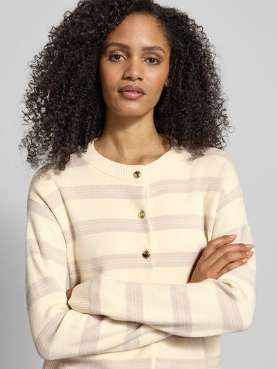 Frauenmodel trägt Regular Fit Cardigan aus Viskose-Mix Modell 'GOLD STRIPE' von Vero Moda, Two-Tone, gestreift, Strick, Nahaufnahme Oberkörper.