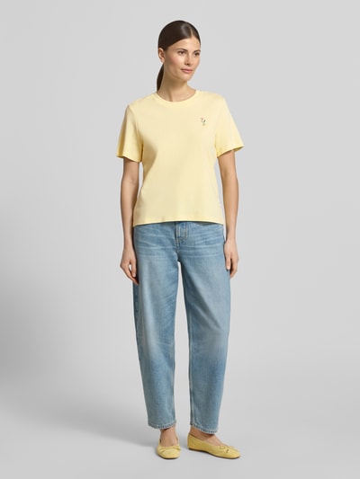 Frauenmodel trägt Regular Fit T-Shirt aus reiner Baumwolle von s.Oliver RED LABEL in Gelb, Motiv-Print, Jersey-Material, Cropped-Länge, Ganzkörperansicht von vorne.