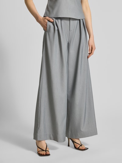 Frauenmodel trägt graue Stoffhose mit französischen Eingrifftaschen Modell 'Hanna' von My Essential Wardrobe, Material-Mix mit Viskose-Anteil, High Wide Fit, Haken- und Reißverschluss, Ganzkörperansicht von vorne.