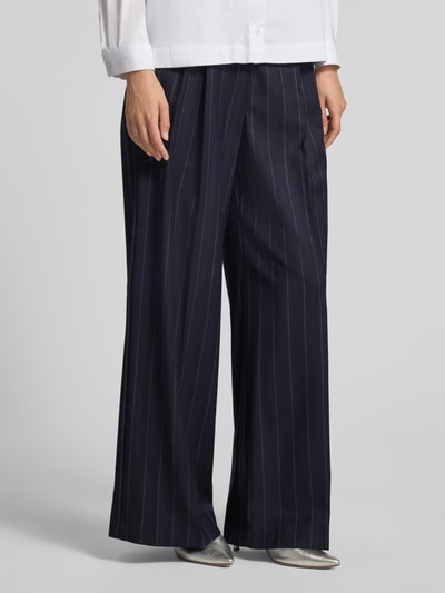 Frauenmodel trägt Wide Fit Hose aus Schurwoll-Mix Modell 'NEBBIE' von Max Mara, dunkel mit feinen Streifen, Damen Schmale Hose von Weekend Max Mara, Nahaufnahme Unterkörper.