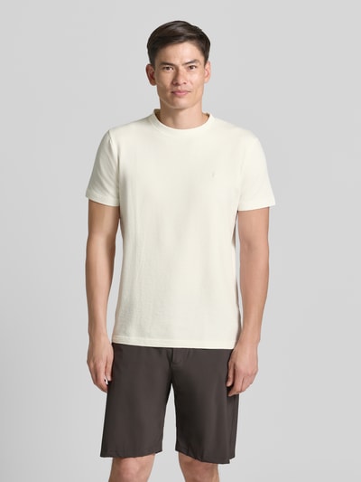 Männermodel trägt T-Shirt mit Strukturmuster und Logo-Stitching von Lerros in Creme, Baumwoll-Mix mit Stretch-Anteil, Regular-Fit, Rundhalsausschnitt, Rückenlänge bei Größe M 75 cm, Ganzkörperansicht von vorne.