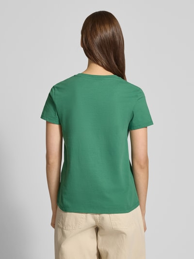 Vrouwenmodel draagt T-Shirt met Rundhalsausschnitt und Label-Stitching van Levi's®, groene kleur, regular fit, ruglengte 56 cm, volledig in katoen. Volledige rugaanzicht.