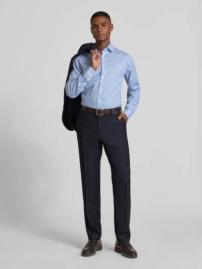 Männermodel trägt Regular Fit Businesshemd aus reiner Baumwolle mit Kentkragen von OLYMP, hellblau gemustert, Ganzkörperansicht von vorne.