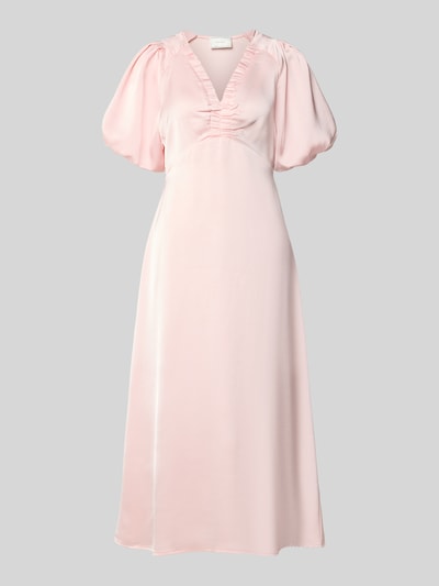 Produktfoto, Damen Midikleid aus Satin Modell 'Illana' von Neo Noir in zartem Rosa, elastischer Material-Mix, taillierte Passform, Kurzärmelig, V-Ausschnitt, Raffungen, glatte Textur