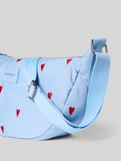 Produktfoto, hellblaue Handtasche mit roten Stitchings, Modell 'Puffy Adult Fanny Pack' von STUDIO NOOS, Schulterriemen, Hauptfach mit Reißverschluss, Maße ca. 34 cm Breite, 21 cm Länge, 9 cm Tiefe, 71 cm Schulterriemen