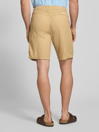 Mężczyznamodel nosi Shorts aus Leinen-Viskose-Mix Modell 'MALVIN' od Blend, beżowe, gładka faktura, krój regular fit, Szerokość w rozmiarze M: 37 cm, długość nogawki 23 cm, widok całej sylwetki z tyłu.