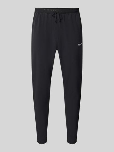 Produktfoto, schwarze Slim Fit Trainingshose mit Dri-FIT-Technologie Modell 'Stride' von Nike, Herren Trainingshose von Nike Training, glatte Textur