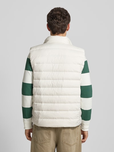 Męski model nosi Regular Fit Kamizelka w z efektem pikowania od Polo Ralph Lauren, wyhaftowane logo, wpuszczane kieszenie, stójka, zamek błyskawiczny, długość tyłu 69 cm, szerokość ramion 44 cm, szerokość klatki piersiowej 58 cm, widok całej sylwetki od tyłu.
