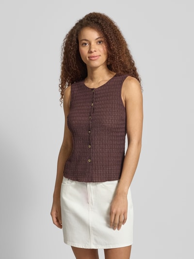 Frauenmodel trägt Slim Fit Weste mit Seersucker-Struktur Modell 'ILSE' von Only, Optik: Unifarben, Rundhals, Ganzkörperansicht von vorne.
