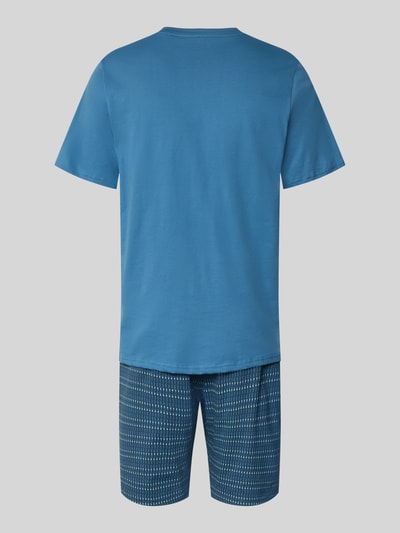 Männermodel trägt Regular Fit Pyjama-Set aus reiner Baumwolle von SCHIESSER, blau, kurzärmelig, elastischer Bund, Ganzkörperansicht Rückansicht.