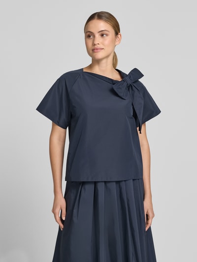 Frauenmodel trägt Regular Fit Kurzarmbluse mit Baumwoll-Anteil Modell 'RECENTE' von Weekend Max Mara, dunkelblau, glatte Struktur, Ganzkörperansicht von vorne, Damen Kurzarmbluse von Weekend Max Mara.