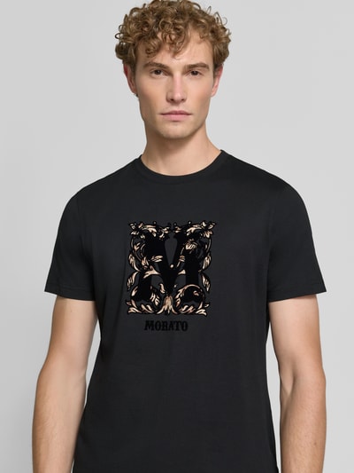 Mannelijk model draagt Regular Fit T-shirt uit puur katoen van Antony Morato, zwarte kleur, labelprint, ronde hals, ruglengte maat M 70 cm, Nahaufnahme Oberkörper.