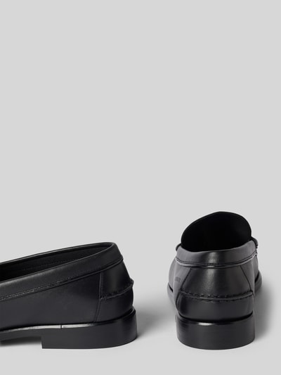 Produktfoto, Loafer aus echtem Leder von Tommy Hilfiger, czarny, gładka tekstura, kwadratowy nosek, blokowy obcas, gładka podeszwa, aplikacja z logo