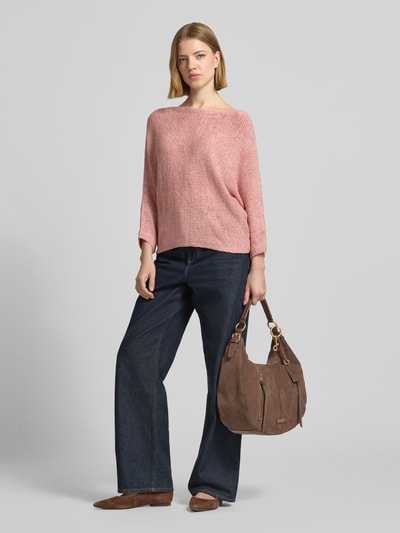 Kobiece modelka nosi torba na ramię 'Umhängetasche aus echtem Veloursleder mit goldenen Details' von Marc O'Polo, brązowa skóra welurowa, złote zamki błyskawiczne, karabińczyk, brelok do kluczy, regulowany i odpinany pasek na ramię, główna przegroda, przegródka wewnętrzna, zapięcie na zamek błyskawiczny; widok całej sylwetki z przodu.