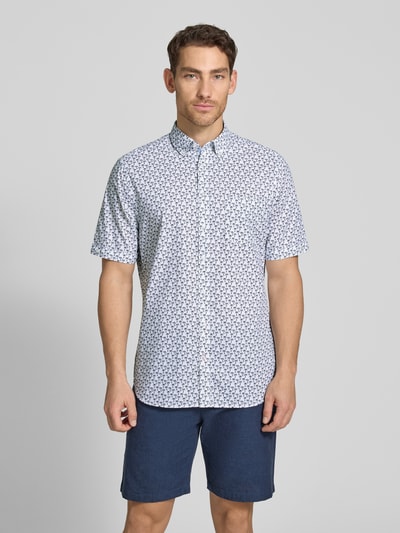 Männermodel trägt Regular Fit Freizeithemd mit Button-Down-Kragen von Christian Berg Men, Weiß mit Allover-Look aus Reine Baumwolle, Ganzkörperansicht von vorne.