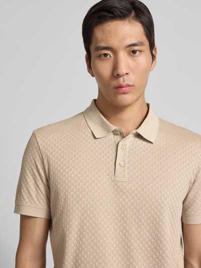 Männermodel trägt Poloshirt mit kurzer Knopfleiste Modell 'Roni' von JOOP! Collection in Beige, Reine Baumwolle, Regular-Fit, Nahaufnahme Oberkörper.