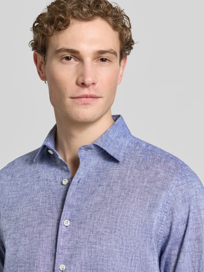 Männermodel trägt Slim Fit Freizeithemd mit Leinen-Anteil von Roy Robson in Blau, Baumwoll-Leinen-Mix, Kent-Kragen, Nahaufnahme Oberkörper.