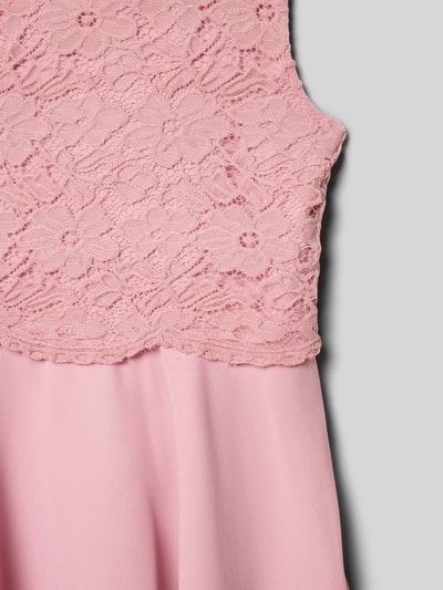 Mädchen trägt Knielanges Kleid mit Rundhalsausschnitt von Happy Girls, taliowany krój, długość do kolan, wszyty zamek błyskawiczny, okrągły dekolt, rozkloszowana spódnica, długość tyłu 73 cm w rozmiarze 140, jasnoróżowa koronka i gładka tkanina, detailaufnahme.
