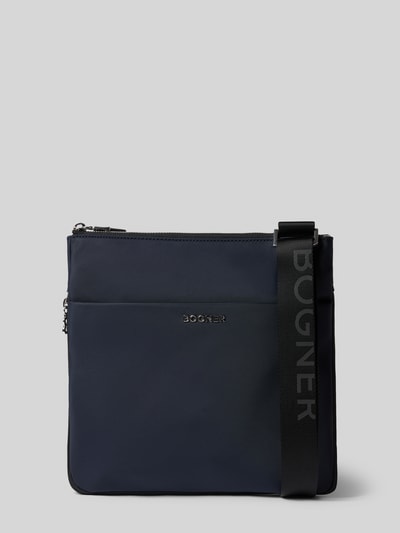 Produktfoto, Shoulder Bag mit Logo-Detail Modell 'Serena' von BOGNER in Dunkelblau, glatte Textur, Hauptfach mit Reißverschluss, verstellbarer Schulterriemen, Maße 28x28x3 cm, Riemenlänge 118 cm