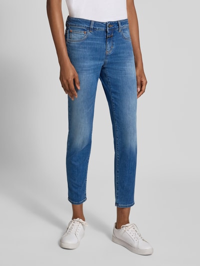 Kobiece model prezentuje Slim Fit Jeans aus Baumwoll-Mix Modell 'Baker' od Closed, mieszanka bawełny, krój slim fit, 5 kieszeni, zapięcie na guzik i zamek błyskawiczny, skrócony fason, niebieski denim, Szerokość w rozmiarze 27/32: 38 cm, Długość wewnętrzna nogawki: 70 cm, Ganzkörperansicht z przodu.