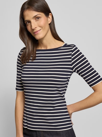 Frauenmodel trägt T-Shirt mit U-Boot-Ausschnitt von comma, schwarz-weiß gestreift, Slim Fit, Viskose-Elasthan-Mix, Nahaufnahme Oberkörper.
