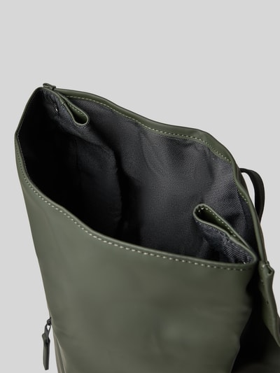Produktfoto, Rolltop Rucksack mit Reißverschlusstasche von Rains in Olivgrün mit glatter Oberfläche, Innenansicht, verstellbare Träger, Karabinerhaken, Maße 31 cm Breite, 61 cm Länge, 15 cm Tiefe, Schulterriemen 74 cm