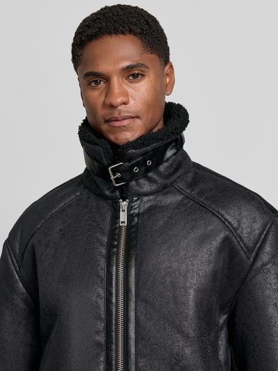 Männermodel trägt Regular Fit Jacke in Leder-Optik von Lindbergh, Kunstfellbesatz, Umlegekragen, Reißverschluss, Nahaufnahme Oberkörper.