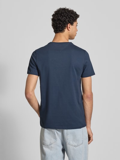 Männermodel trägt T-Shirt in Melange-Optik von Tommy Jeans, reine Baumwolle, gerader Schnitt, dunkelblau, Ganzkörperansicht Rückansicht