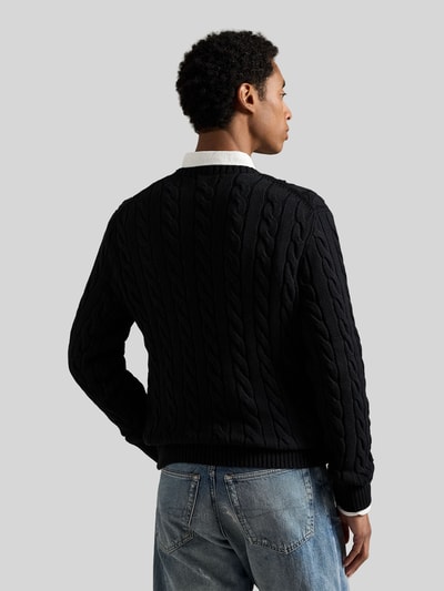 Mężczyzna nosi Regular Fit Strickpullover aus reiner Baumwolle od Polo Ralph Lauren, czarny, wzór warkoczowy, krój regular fit, widok z tyłu.