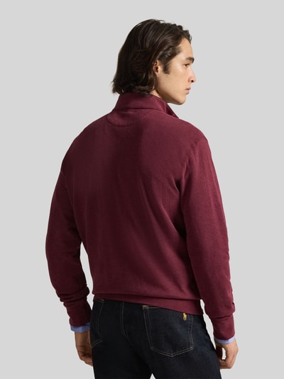 Männermodel trägt Regular Fit Sweatshirt aus Baumwoll-Mix von Polo Ralph Lauren in dunklem Rot, Jeans, Ganzkörperansicht Rückansicht.