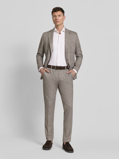 Männermodel trägt Regular Fit Businesshemd aus reiner Baumwolle von BOSS, unifarben, Haifischkragen, Ganzkörperansicht von vorne.