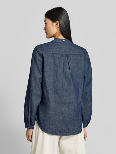 Frauenmodel trägt Regular Fit Jeanshemd aus reiner Baumwolle Modell 'VELIA' von Brax, dunkelblau, strukturierte Oberfläche, Ganzkörperansicht Rückansicht, Damen Jeanshemd von Brax.
