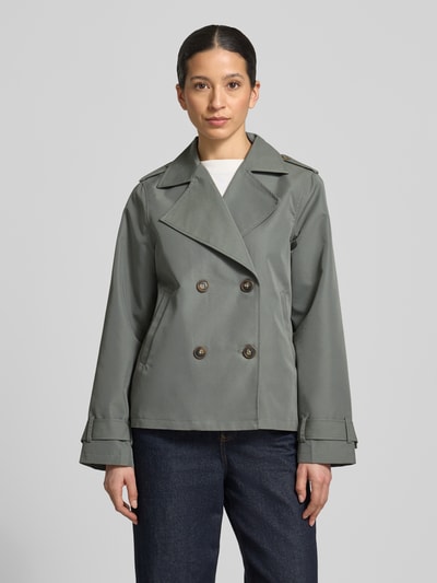 Frauenmodel trägt Jacke mit Reverskragen und Ärmelriegeln Modell 'AMANDA' von Soyaconcept aus Baumwoll-Mix, Regular-Fit, Zweireiher, grauer Farbton, glatte Textur, Rückenlänge 62 cm, Schulterbreite 38 cm, Brustweite 53 cm, Ärmellänge 63 cm, Ganzkörperansicht von vorne.