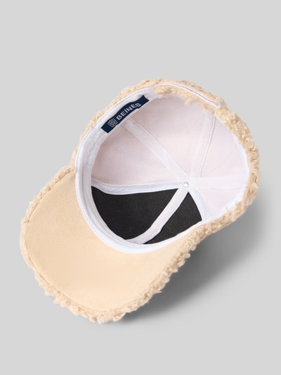 Produktfoto, Basecap aus Teddyfell von Kurt Beines in Beige mit verstärktem Schirm und verstellbarem Verschluss, weiche Textur sichtbar