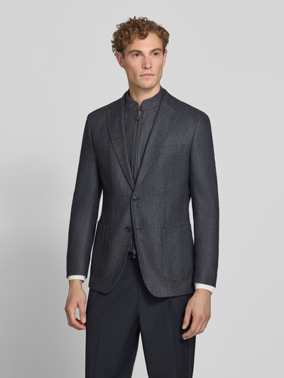 Männermodel trägt dunkelgraues Slim Fit Sakko aus Woll-Mix mit Kaschmir-Anteil Modell 'H-Hutson' von BOSS, Ganzkörperansicht von vorne. Herren Sakko von BOSS