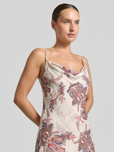 Vrouwenmodel draagt midi-jurk van Lyocellmix met viscose van Model 'Lina' van GUESS, paisleyprint in oudroze en rood, slim fit, Nahaufnahme Oberkörper.