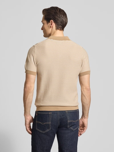 Männermodel trägt Strickshirt mit Polokragen und Knopfleiste von Christian Berg Men, Regular Fit, Streifenmuster, Ganzkörperansicht Rückansicht.