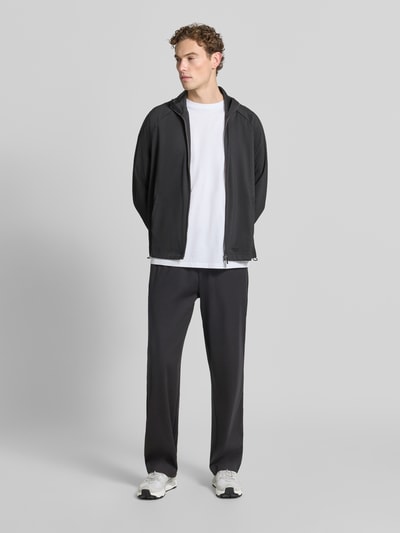 Männermodel trägt Sweatpants mit elastischem Bund von Emporio Armani in Schwarz, Lyocell-Mix mit Viskose-Anteil, Relaxed-Fit, Eingrifftaschen, Innenbeinlänge bei Größe M: 81 cm, Ganzkörperansicht von vorne.