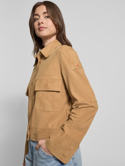 Frauenmodel trägt Lederjacke mit Pattentaschen Modell 'Era' von Peuterey in Beige, glatte Textur, Kentkragen, Nahaufnahme Oberkörper.