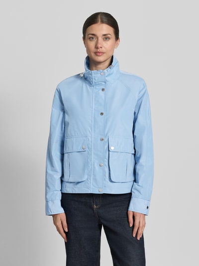 Frauenmodel trägt Jacke mit Stehkragen und Pattentaschen von Fuchs Schmitt in Hellblau, Regular-Fit, mit Tunnelzug, Knopfleiste, Ganzkörperansicht von vorne. Rückenlänge bei Größe 36: 58 cm, Schulterbreite: 41 cm, Brustweite: 54 cm, Ärmellänge: 63 cm.
