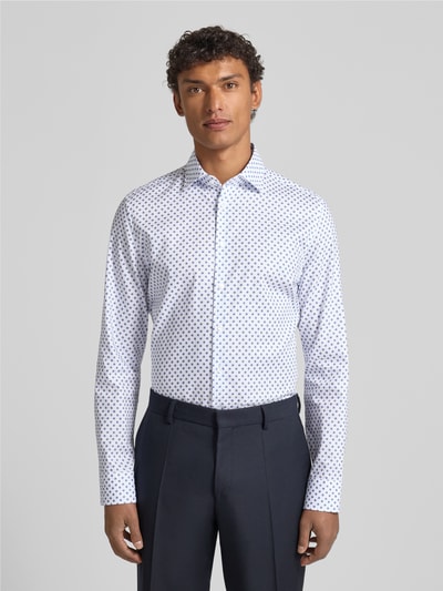 Männermodel trägt Slim Fit Business Hemd aus Baumwolle mit Kentkragen von SEIDENSTICKER, weiß mit blauem Muster, Knopfleiste, Ganzkörperansicht von vorne. Rückenlänge 79 cm, Schulterbreite 42 cm, Ärmellänge 68 cm, Größe 40.
