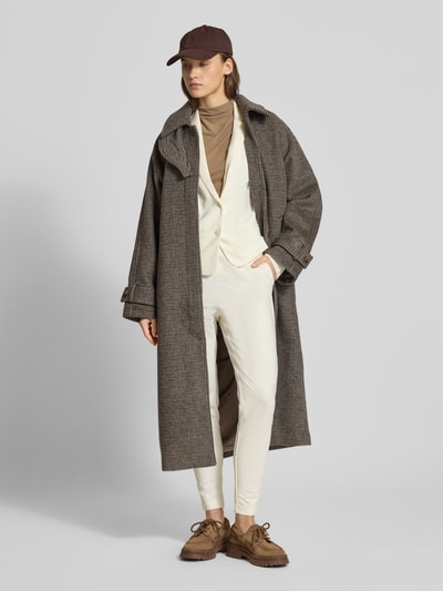 Frauenmodel trägt taillierten Blazer aus Viskose-Mix Modell 'POPTRASH' von ONLY mit Optik: Unifarben, Passform: Tailliert, Reverskragen, Label-Stitching-Applikation, 2-Knopf-Verschluss, Langarm, angedeuteten Taschen, Material: Viskose-Mix, Ganzkörperansicht von vorne.